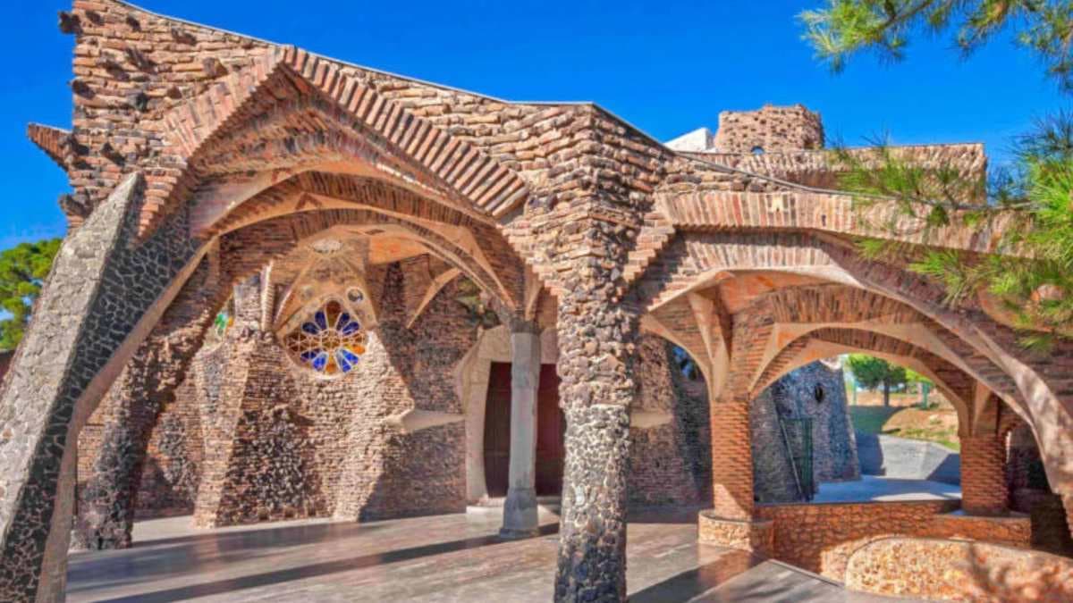 Visita con audioguia a la Cripta Gaudí y a la Colonia Güell 3